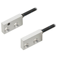 Głowica czujnika optycznego zaporowego, przelotowa, kwadratowa, widok płaski, światłowód R25, kabel 2 m (E32-T15Z 2M) - Omron